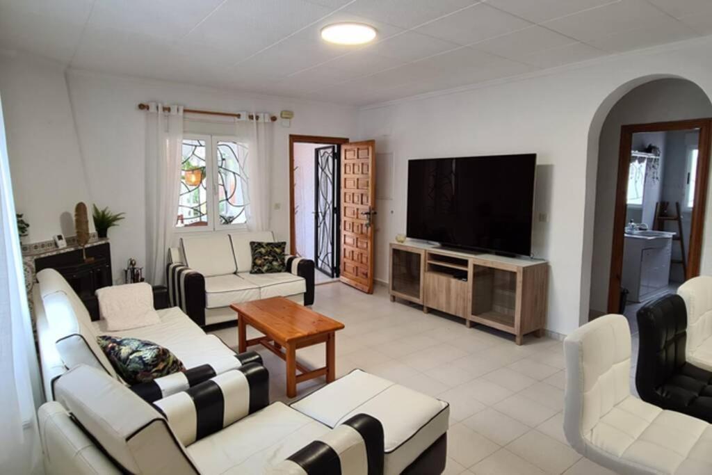 Tropical Paradise Villa In Torrevieja Eksteriør bilde