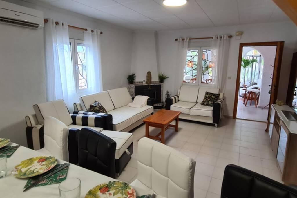 Tropical Paradise Villa In Torrevieja Eksteriør bilde